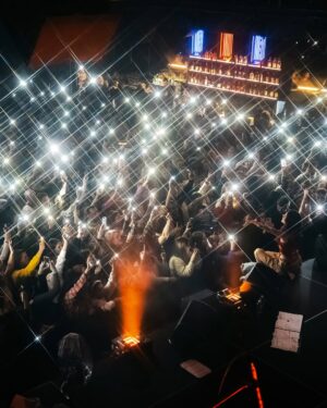 MamaRika Instagram - Ця Мала на фото мріяла знайти своїх людей, і дарувати їм радість своєю музикою!
І як бачите, якщо робити те, що любиш до кісток, якщо віддаватися цьому до останку, мрії стають реальністю!❤️‍🔥

Народ, ви вкотре зробили мене щасливою!
Дякую кожному хто прийшов і розділив цей вечір з Мамкою!Це був справжній розйоб!🤘
Пишіть який момент з концерту сподобався найбільше?👇🏽

Дякую моїй команді, всім причетним до цього дійства.Нам є куди рости, але попереду самий сок!
Моїм музикантам, пацани, ви топ, обожнюю  @naumov__eugene , @eugene_vovkodav , @jazzy_moon_ !
І головне, @serega_sereda , ти мій тил, моя база, люблю тебе до неба і назад!Дякую що ти поряд завжди і у всьому, разом ми сила!🫂