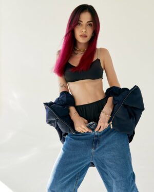 MamaRika Instagram - Я сьогодні зрозуміла, що нарешті навчилася відпускати людей легко і безболісно!🤝

Це моя особиста перемога, бо я завжди прикипаю, залипаю, ґв@лтую себе морально, пробачаю довго і нудно, але нот нау)
За останні кілька місяців оточення почистилося від тих, з ким ми все відпрацювали кармічно , хто більше не потрібен мені і навпаки, з ким більше не ростеш…Все стало в рази простіше, коли не намагаєшся триматися за старі програми і людей…Приходять нові, на інших вібраціях і прошивках, 
МОЇ люди на цьому етапі, і це кайф!
Ну і головне, що завжди треба памʼятати: незамінних не буває, єдиний кого ти собі не заміниш це ТИ, бейбі!🫵

Отакі інсайти, не дякуйте, користуйтесь🫶
Діліться як у вас із цим?

Photo @tomiichek 
Style @antonyvasilev 
Look @ised_brand 
Mua/hair @lana_lighter