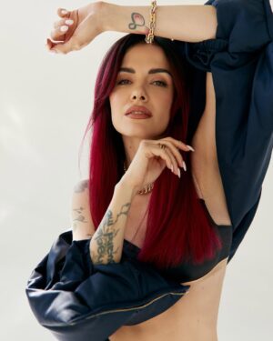 MamaRika Instagram - Я сьогодні зрозуміла, що нарешті навчилася відпускати людей легко і безболісно!🤝

Це моя особиста перемога, бо я завжди прикипаю, залипаю, ґв@лтую себе морально, пробачаю довго і нудно, але нот нау)
За останні кілька місяців оточення почистилося від тих, з ким ми все відпрацювали кармічно , хто більше не потрібен мені і навпаки, з ким більше не ростеш…Все стало в рази простіше, коли не намагаєшся триматися за старі програми і людей…Приходять нові, на інших вібраціях і прошивках, 
МОЇ люди на цьому етапі, і це кайф!
Ну і головне, що завжди треба памʼятати: незамінних не буває, єдиний кого ти собі не заміниш це ТИ, бейбі!🫵

Отакі інсайти, не дякуйте, користуйтесь🫶
Діліться як у вас із цим?

Photo @tomiichek 
Style @antonyvasilev 
Look @ised_brand 
Mua/hair @lana_lighter