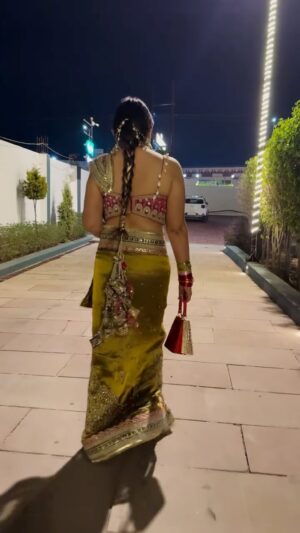 Mamta Rai Instagram - Saree link @shri_banarasiparidhan श्री बनारसी परिधान आपके लिये ले आया है ,Mamtarai महारानी साड़ी-
इस साड़ी के order के लिये नीचे दिये हुये number पे call करे—
.
9935186777–9794179555–
.
#shri_banarasiparidhan #shri_banarasiparidhanbymamtarai #saree #mamtaraimaharanisaree #jaikashi #sareelove #banaras #banarasisaree @shri_banarasiparidhan