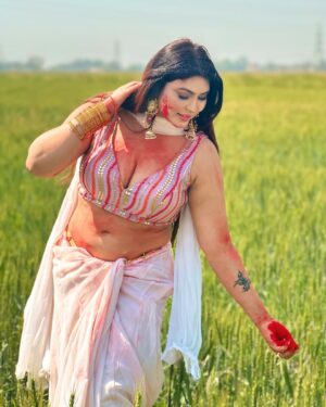Mamta Rai Instagram - हमे वही रंग सबसे ज्यादा पसंद है ,
 जो हमे सामने से देखे उसके रंग उड़ जाये --#mamtaraithoughts 
#mamtarai #mamtrai46 #queenofkashimamtarai  #holi