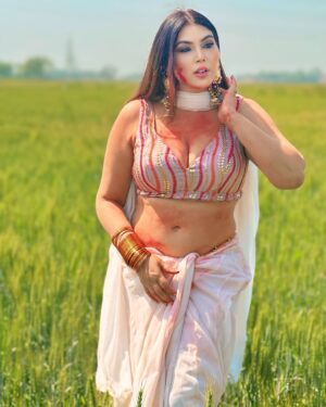 Mamta Rai Instagram - हमे वही रंग सबसे ज्यादा पसंद है ,
 जो हमे सामने से देखे उसके रंग उड़ जाये --#mamtaraithoughts 
#mamtarai #mamtrai46 #queenofkashimamtarai  #holi