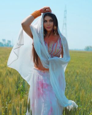 Mamta Rai Instagram - हमे वही रंग सबसे ज्यादा पसंद है ,
 जो हमे सामने से देखे उसके रंग उड़ जाये --#mamtaraithoughts 
#mamtarai #mamtrai46 #queenofkashimamtarai  #holi