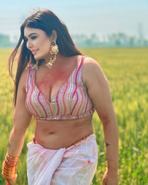 Mamta Rai Instagram - हमे वही रंग सबसे ज्यादा पसंद है ,
 जो हमे सामने से देखे उसके रंग उड़ जाये --#mamtaraithoughts 
#mamtarai #mamtrai46 #queenofkashimamtarai  #holi