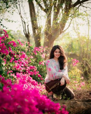 Manasa Varanasi Instagram - ‘‘Tis the season 

#bougainvillea #bloom 

@saravanan_dop