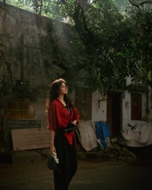 Manasa Varanasi Instagram - Walking through old Madras 🌸

@saravanan_dop 

#stroll