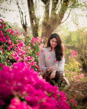 Manasa Varanasi Instagram - ‘‘Tis the season 

#bougainvillea #bloom 

@saravanan_dop