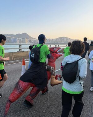 Mandy Tam Man-Huen Instagram - 渣馬～
一個我又愛又恨的盛事😆
今次氣管的狀態不太好
一直沿路很想停下休息
但係告訴自己你會後悔的停下來這10秒

就係咁又一個10k🤜🏼❤️
有進步但沒有達到最理想的成績
希望下年可以用最好嘅狀態再挑戰一次🏃🏻‍♀️‍➡️🩷

@adidashk 
#渣打馬拉松 
#standardcharteredmarathon 
#渣打馬拉松2025 #10公里 #schkm2025