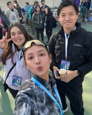 Mandy Tam Man-Huen Instagram - 渣馬～
一個我又愛又恨的盛事😆
今次氣管的狀態不太好
一直沿路很想停下休息
但係告訴自己你會後悔的停下來這10秒

就係咁又一個10k🤜🏼❤️
有進步但沒有達到最理想的成績
希望下年可以用最好嘅狀態再挑戰一次🏃🏻‍♀️‍➡️🩷

@adidashk 
#渣打馬拉松 
#standardcharteredmarathon 
#渣打馬拉松2025 #10公里 #schkm2025