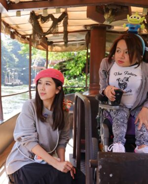 Mandy Wong Instagram - 與雯同行EP02 上架啦～ 
小小身驅埋藏着無比的勇氣和生命力❤️🙌🏻

今集主角彩霞，一位先天性成骨不全症患者。因為「好奇心」驅使彩霞投稿今次「集氣」企劃，分享佢經歷一次又一次的大手術，憑着信念衝破身體障礙，獨自一人去旅行，甚至帶埋媽咪去旅行🥹

彩霞，喜歡您獨立又愛笑的性格，無時無刻掛住一顆好奇心，熱愛生活！好開心同您一齊玩轉迪士尼，一個充滿快樂、童真的夢想國度，希望彩霞會有一個美好又難忘嘅回憶!

P.S 其實我偷偷準備咗個神秘surprise比彩霞 ……第一次做美容師，手勢應該不錯吧 🤭👐🏻

特別鳴謝 @hkdisneyland 💕
@tinker_beauty 

Link in Bio 🔗 

#與雯同行 #黃智雯 #凱藝娛樂