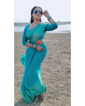 Mani Bhattacharya Instagram - ये जो जंग है ना भीड़ से नहीं, जिगर से जीती जाती है💙

#post #trendingposts😍♥️♥️ #love #nature #shayeri #saree #pyar #respect #manibhattacharya #manibhattachariya