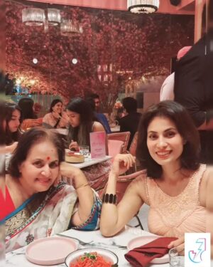 Manisha Kelkar Instagram - Mother's day date 🥰

Dont miss her pose at the end 😜

#mothersday #joshofficial #joshmarathi #jeevankala #realhai