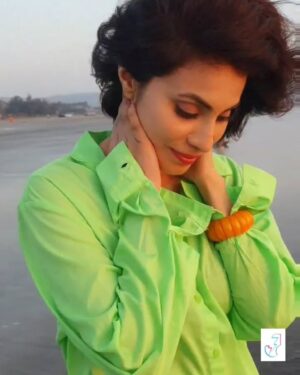 Manisha Kelkar Instagram - When you are in L❤VE.

Be it someone, the sunset, the wind or yourself. 
This feeling is awesome 

#sunset #beach #waterbaby #joshofficial #joshmarathi #love #feelings