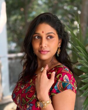 Manisha Yadav Instagram - You Be your own light woman 💫✨🙆‍♀️
.
.
To every women who has fallen many times yet gotten up ..
To every women who is soo broken yet seems to look whole ..
To every woman who loves u conditionaly yet expects nothing..
To every woman who is a Mom , sister , a wife #womensday