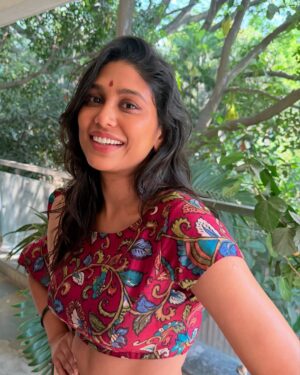 Manisha Yadav Instagram - You Be your own light woman 💫✨🙆‍♀️
.
.
To every women who has fallen many times yet gotten up ..
To every women who is soo broken yet seems to look whole ..
To every woman who loves u conditionaly yet expects nothing..
To every woman who is a Mom , sister , a wife #womensday