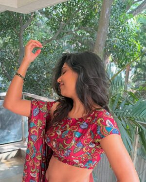 Manisha Yadav Instagram - You Be your own light woman 💫✨🙆‍♀️
.
.
To every women who has fallen many times yet gotten up ..
To every women who is soo broken yet seems to look whole ..
To every woman who loves u conditionaly yet expects nothing..
To every woman who is a Mom , sister , a wife #womensday
