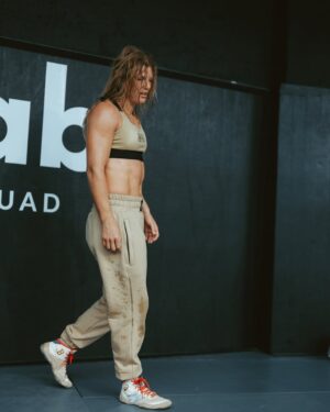 Manon Fiorot Instagram - “𝑵𝒐 𝒕𝒉𝒊𝒏𝒌𝒊𝒏𝒈. 𝑵𝒐 𝒅𝒐𝒖𝒃𝒕. 𝑱𝒖𝒔𝒕 𝒊𝒏𝒔𝒕𝒊𝒏𝒄𝒕. 🦍🥊👊” 

@metalboxe_official

📸 @fabreliam