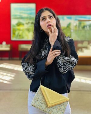 Manpreet Dolly Instagram - Mere vargi tainu nahi labani🫣
.
.
#cute #cuteness #cutnessoverload #loveyougirls #beautifulgirls #cutiepie #naughty #coolgirls