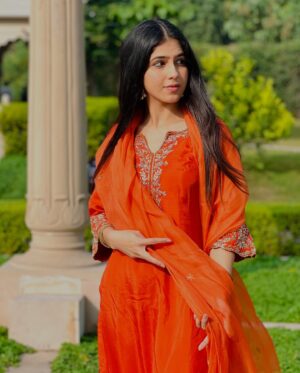 Manpreet Dolly Instagram - ਹੱਸਦਾ-ਵੱਸਦਾ ਰਹੇ 🧡🤲🏻 Suit by @sui_dhaghabysharnbajwa 
.
.
#punjabisuit #suit #suitstyle #suits #punjabisuits #punjaban #punjabigirl