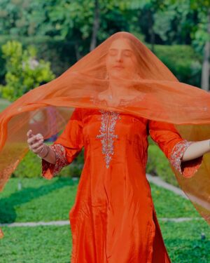 Manpreet Dolly Instagram - ਹੱਸਦਾ-ਵੱਸਦਾ ਰਹੇ 🧡🤲🏻 Suit by @sui_dhaghabysharnbajwa 
.
.
#punjabisuit #suit #suitstyle #suits #punjabisuits #punjaban #punjabigirl