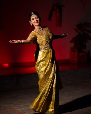 Mansi Joshi Instagram - Six yards of elegance, lifetime of memories 🎊🥰

MUA @makeoverwithtara_raam 😘

Photography by @lens__crafts 💝

Saree and blouse designed by @dt_bridalstudio ☺️

Hair and saree draped by @ramya_hair_artistry 💝

Jewellery by @thespatika ❤️

Mehendi by @rajashreemakeoverartistry 🥰

#wedding #saree #weddingseason #weddingphotography #mansijoshi