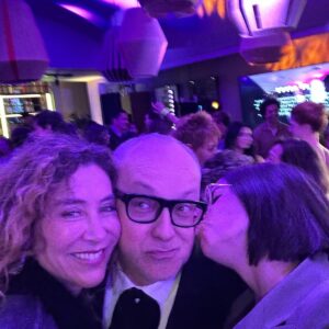 Marcela Carvajal Instagram - Noche de #oscares con @julieticarestrep0 y con mi admirado Periodista especialista en cine @ojocritico.  Fiesta con parte del cast de la pelicula ganadora del Oscar a mejor pelicula extranjera #imstillhere.  Muy emocionante compartir este momento con ellos.  Por favor no dejen de verla.  El cine es un regalo que nos trae memoria y reflexión sobre cosas que no pueden volver a pasar.  Felicitaciones a su director @waltersalles_oficial y a todo el equipo que hizo parte de esta producción.  Gracias @egedaus por la invitación!
