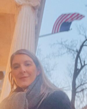 Marcela Sabat Instagram - Les dejo carrousel resumen de estos días por acá en el #CSW69 #NYC como me lo pidieron! Sigue todo muy intenso por acá, este año el objetivo es: RIGHTS. EQUALITY. EMPOWERMENT FOR ALL WOMAN AND GIRL (Derechos, igualdad y empoderamiento para todas las mujeres y niñas). Estoy muy contenta de participar una vez más en #ONUMUJERES ( Me tocó muchas veces como parlamentaria), esta vez desde la sociedad civil (y por lo tanto sin ningún gasto estatal para los que preguntan…) siendo parte de la delegación oficial de Chile 🇨🇱 en el aniversario nº 30 de la Declaración de Beijing (Beijing 30) en Naciones Unidas #CSW69.

Han sido días intensos de importantes conversaciones e intercambio de ideas a nivel global. Compartiendo además en la Misión de Chile ante la ONU con su embajadora Paula Narvaez, la Senadora @paulinanu y distintos e importantes grupos de #Mujeres como la delegación de Women Economic Forum @wef.chile 

Agradezco además la invitación de incluir mi visión en esta delegación a la Ministra @totiorellanag y a todo su equipo. 

1. Naciones unidas.
2. Misión de Chile en U.N
3. Conversatorio 
4.Almuerzo vegano neoyorkino
5. Solcito en la cara
6. Delegación woman economic forum 
7. Objetivo CSW69 2025
8. Caminando por la ciudad
9. Paseito
10. Reunión CAF en Council of America
11. Con Paula Narváez embajadora de Chile en Onu.
11. Jazz bar

#EquidaddeGenero #AsuntosPúblicos