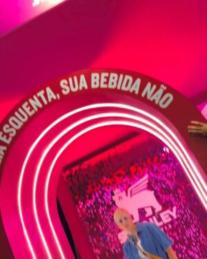 Marcella Rica Instagram - ontem teve @spantanenem e eu já dei o start no meu pré carnaval no stand da @stanley1913_brasil garantindo meu can cooler da nova coleção de carnaval com direito a cordinha pra viver a vontade e garantir que ele voltasse pra casa comigo! 🙃
as cores são lindas e com acabamento em brilho! 
já garante logo o seu porque calor a gente vai passar, mas a bebida vai seguir gelada durante todo o carnaval.

#Publicidade