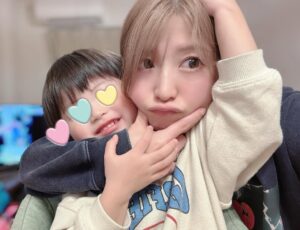 Mari Yaguchi Instagram - 最近ママっ子過ぎる次男。
すっごい可愛いし嬉しいけどまあまあ大変w

この時期も一瞬なんだろうなぁ🥹✨