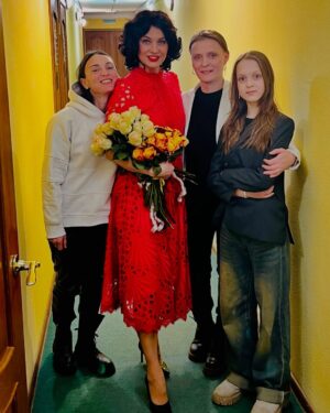 Maria Bersenyova Instagram - «МЫМРА!» 😅 #ПрокопьяЛюдмиловна
Еще одна роль мечты в копилочке! 👌🏻😉 Я очень хотела ее сыграть! И вот …✨ «Служебный роман» 🥰🙌🏻

🌷 6 марта - Малоярославец  в 19.00 Киноцентр
🌷 7 марта - Орехово-Зуево  в 19.00 ЦДК Мечта
🌷8 марта - Королев  в 18.00 ЦДК Калинина
🌷9 марта - Дмитров  в 18.00 ЦДК Созвездие

Премьера была в Липецке 17 февраля (нервно, мокро и весело) Срочный ввод за три неполных репетиции…🥵 #ктакомуменяжизньнеготовила 😤 Но, кажется,… «БЫЛО!» 🎬  Дальше БУДЕТ лучше! ✊🏻😅 Очень НЕсвоевременно выкладываю ближайшие спектакли (понимаю🥲), но, уж как получилось.  Обещаю следующие выложить заранее! ✊🏻😐

За качество фото прошу #понятьипростить 
Большинство - это скрины с видео 🤷🏻‍♀️ #чембогаты, какгрится)

Любимые @gajashik @baltyshka_87 @mavaleri12 🥹🫶🏻
СПАСИБО ЗА ПОДДЕРЖКУ! ♥️ Люблю!!!
 
Всех обняла! 🙌🏻