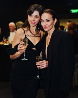Maria Bersenyova Instagram - Сама не ожидала, что все будет так быстро)) а сделать по-другому я еще не умею 😅 
Поэтому вот #чтобывсеуспелирассмотреть 🙌🏻😉
#открытие#новойсцены @teatrshalom