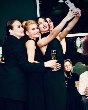 Maria Bersenyova Instagram - Сама не ожидала, что все будет так быстро)) а сделать по-другому я еще не умею 😅 
Поэтому вот #чтобывсеуспелирассмотреть 🙌🏻😉
#открытие#новойсцены @teatrshalom