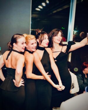 Maria Bersenyova Instagram - Сама не ожидала, что все будет так быстро)) а сделать по-другому я еще не умею 😅 
Поэтому вот #чтобывсеуспелирассмотреть 🙌🏻😉
#открытие#новойсцены @teatrshalom