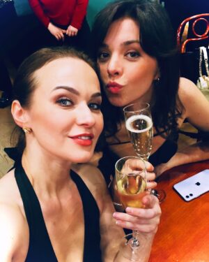Maria Bersenyova Instagram - Сама не ожидала, что все будет так быстро)) а сделать по-другому я еще не умею 😅 
Поэтому вот #чтобывсеуспелирассмотреть 🙌🏻😉
#открытие#новойсцены @teatrshalom