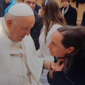 Maria Rueff Instagram - E o que mais profundamente me tocou ( do ponto de vista pessoal, claro) no seu pontificado revolucionário, o encontro com os humoristas. Primeiro Papa a fazê-lo na História da Igreja católica. 
@franciscus 
🙏💛
Discurso do Papa aos humoristas 
Sala Clementina 
14 de junho 2024
Vaticano 
https://www.vatican.va/content/francesco/pt/speeches/2024/june/documents/20240614-artisti-umorismo.html