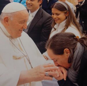 Maria Rueff Instagram - E o que mais profundamente me tocou ( do ponto de vista pessoal, claro) no seu pontificado revolucionário, o encontro com os humoristas. Primeiro Papa a fazê-lo na História da Igreja católica. 
@franciscus 
🙏💛
Discurso do Papa aos humoristas 
Sala Clementina 
14 de junho 2024
Vaticano 
https://www.vatican.va/content/francesco/pt/speeches/2024/june/documents/20240614-artisti-umorismo.html