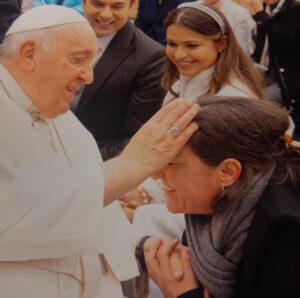 Maria Rueff Instagram - E o que mais profundamente me tocou ( do ponto de vista pessoal, claro) no seu pontificado revolucionário, o encontro com os humoristas. Primeiro Papa a fazê-lo na História da Igreja católica. 
@franciscus 
🙏💛
Discurso do Papa aos humoristas 
Sala Clementina 
14 de junho 2024
Vaticano 
https://www.vatican.va/content/francesco/pt/speeches/2024/june/documents/20240614-artisti-umorismo.html