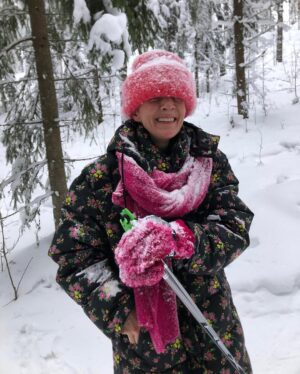 Maria Veitola Instagram - Täytin viime viikolla 52 vuotta, ihan hullua! 🎂

Elämä on yksi työmaa, ja täällä kaiken keskellä sitä sinnitellään ja fiilistellään.

Edelleen on ihan tosi vaikea tajuta, että oon tän ikäinen. Jonkun mielestä oon vanha, mutta jos kysyt mun kahdeksankymppiseltä äidiltä niin hän sanoo, että olen vielä ihan nuori. Näkökulmakysymys siis!

Mutta on ihanaa olla elossa! Ikääntyminen on välillä haastavaa tässä kapitalistisessa, ulkonäkö- ja nuoruuskeskeisessä maailmassa, jossa keski-ikäisyys on kirosana, työelämässä on ihan tutkitusti etenkin yli viisikymppisiin naisiin kohdistuvaa ikäsyrjintää ja joka nurkalla myydään kaikkea, jossa lukee anti-aging. 

Vaikka ikääntyminenhän on etuoikeus, On maailman paras juttu, että saan herätä joka päivä uuteen päivään. Ja kelatkaa tätä: mulla on vahvasti sellainen olo, että taas on uusi aikakausi alkamassa mun elämässä. Ja mä kun ajattelin, että tää koko homma ois jotenkin asettunut uomiinsa tähän ikään mennessä. No ei ole, päinvastoin! Ja samaan aikaan kun uudet seikkailut odottaa nurkan takana, tuntuu siltä, että tuun vaan koko ajan enemmän omaksi itsekseni. Varmemmaksi, viisaammaksi ja vahvemmaksi. Aijai. 💘

Synttäreitä vietin parhaassa seurassa eli rakkaiden ystävien kanssa. Oli ihanat dinnerit ja sitten tanssittiin klubilla itsemme hikisiksi ja onnellisksi. Seuraavana päivänä joka paikkaa kolotti ja palautumiseen meni pari päivää. Siitä sen huomaa, ettei oo enää kaksikymppinen. Ja siitä, että aika kuluu nykyään tosi nopeasti. Päivät ja vuodet menee vaan, hurlumhei. Mutta ei voi mitään, näillä mennään. Mahtavaa, että mennään!

Mitä sä ajattelet ikääntymisestä? Onko jotain, mikä jännittää tai ahdistaa? Entä mikä tuntuu hyvältä, onko jotain mitä mitä oikein odotat?

P.S. Katsokaa kuvakarusellista miten ihania kuvia mä sain synttäriviesteissä mun rakkailta! Tää on musta aina ihan parasta, saada kuvamuistoja muiden albumeista. 
Että tälleen(kin) he näkevät ja muistavat mut. <3