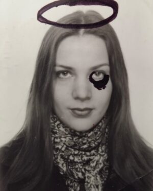 Maria Veitola Instagram - Täytin viime viikolla 52 vuotta, ihan hullua! 🎂

Elämä on yksi työmaa, ja täällä kaiken keskellä sitä sinnitellään ja fiilistellään.

Edelleen on ihan tosi vaikea tajuta, että oon tän ikäinen. Jonkun mielestä oon vanha, mutta jos kysyt mun kahdeksankymppiseltä äidiltä niin hän sanoo, että olen vielä ihan nuori. Näkökulmakysymys siis!

Mutta on ihanaa olla elossa! Ikääntyminen on välillä haastavaa tässä kapitalistisessa, ulkonäkö- ja nuoruuskeskeisessä maailmassa, jossa keski-ikäisyys on kirosana, työelämässä on ihan tutkitusti etenkin yli viisikymppisiin naisiin kohdistuvaa ikäsyrjintää ja joka nurkalla myydään kaikkea, jossa lukee anti-aging. 

Vaikka ikääntyminenhän on etuoikeus, On maailman paras juttu, että saan herätä joka päivä uuteen päivään. Ja kelatkaa tätä: mulla on vahvasti sellainen olo, että taas on uusi aikakausi alkamassa mun elämässä. Ja mä kun ajattelin, että tää koko homma ois jotenkin asettunut uomiinsa tähän ikään mennessä. No ei ole, päinvastoin! Ja samaan aikaan kun uudet seikkailut odottaa nurkan takana, tuntuu siltä, että tuun vaan koko ajan enemmän omaksi itsekseni. Varmemmaksi, viisaammaksi ja vahvemmaksi. Aijai. 💘

Synttäreitä vietin parhaassa seurassa eli rakkaiden ystävien kanssa. Oli ihanat dinnerit ja sitten tanssittiin klubilla itsemme hikisiksi ja onnellisksi. Seuraavana päivänä joka paikkaa kolotti ja palautumiseen meni pari päivää. Siitä sen huomaa, ettei oo enää kaksikymppinen. Ja siitä, että aika kuluu nykyään tosi nopeasti. Päivät ja vuodet menee vaan, hurlumhei. Mutta ei voi mitään, näillä mennään. Mahtavaa, että mennään!

Mitä sä ajattelet ikääntymisestä? Onko jotain, mikä jännittää tai ahdistaa? Entä mikä tuntuu hyvältä, onko jotain mitä mitä oikein odotat?

P.S. Katsokaa kuvakarusellista miten ihania kuvia mä sain synttäriviesteissä mun rakkailta! Tää on musta aina ihan parasta, saada kuvamuistoja muiden albumeista. 
Että tälleen(kin) he näkevät ja muistavat mut. <3