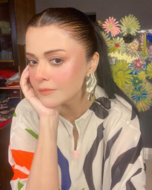 Maria Wasti Instagram - @lulusaronline  @maryamnoorofficial ❤️ makeup 💄 @gillhoraiboffical