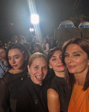 Mariana Arias Instagram - @mishkabuenosaires siempre crea colecciones que motivan a querer estar cerca. Vestir sus outfits te hace sentir con identidad y estilo. Gracias por convocarnos siempre para ser parte. @marcelo.canton ♥️
Mi amiga @carlamodanet y @esmerendoo 
Mi hija @palcepeda 👠