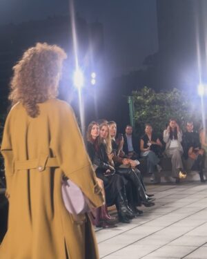 Mariana Arias Instagram - @mishkabuenosaires siempre crea colecciones que motivan a querer estar cerca. Vestir sus outfits te hace sentir con identidad y estilo. Gracias por convocarnos siempre para ser parte. @marcelo.canton ♥️
Mi amiga @carlamodanet y @esmerendoo 
Mi hija @palcepeda 👠