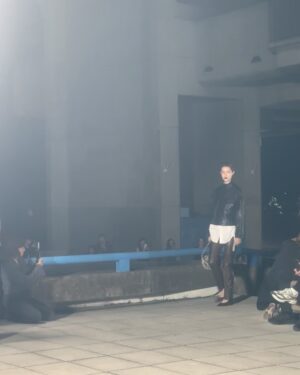 Mariana Arias Instagram - @mishkabuenosaires siempre crea colecciones que motivan a querer estar cerca. Vestir sus outfits te hace sentir con identidad y estilo. Gracias por convocarnos siempre para ser parte. @marcelo.canton ♥️
Mi amiga @carlamodanet y @esmerendoo 
Mi hija @palcepeda 👠
