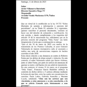 Mariana Loyola Instagram - Después de la inoportuna irrupción de un actor en los Premios Caleuche el 31 de enero del presente año, Francisca García-Huidobro en el programa Only Fama, leyó una lista con nuestros nombres y el de dos compañeras más, sindicándonos como responsables del delito de amenazas de quema de un teatro y hackeo de una señal de streaming.
Como aludidas nos vimos en la obligación de recurrir a la Ley de Prensa en su título IV, artículo 19 y enviamos dos cartas con el fin de rectificar dicha acusación pública: una  de ellas al matinal de Chilevisión “Contigo en la Mañana”, y otra al programa “Only Fama” de Mega. En este último, su conductora incumplió lo que exige la ley y leyó sólo dos frases de la carta. Por su parte, el matinal de Chilevisión simplemente no la leyó, incumpliendo así la Ley de Prensa que todo programa escrito y audiovisual debe conocer y acatar.

Es por esto que compartimos con ustedes esta carta de rectificación enviada a ambos programas donde se expusieron nuestros nombres y fotos.
Si no hacen pública esta carta ellos, lo hacemos nosotras.

Instamos a los medios a hacer su trabajo de forma responsable e informada.
Estamos en un momento complejo en el mundo entero, nuestros derechos están en riesgo, los hombres en el poder están cambiando la narrativa, queriéndonos  nuevamente calladas, sumisas, sin denunciar abusos, “de vuelta en la cocina”.
Sepan que no nos van a callar, no de nuevo. 

El repudio que provoca la difamación es grande, pero no es más grande que la fuerza que tenemos cuando las mujeres nos unimos frente a los abusos que día a día se reproducen en nuestro medio, en nuestro país y en el mundo entero.
Seguiremos apoyando a las denunciantes y víctimas y buscando que los espacios de trabajo sean seguros y libres de violencia para niñas y mujeres.
Paola Lattus Ramos 
Gabriela Arancibia Galdames 
Mariana Loyola Ruz