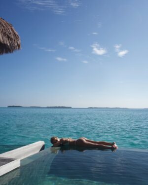 Mariana Wengorovius Instagram - a recap of dreamy blues in @ayadamaldivesresort 🩵🏝️🐠🪼