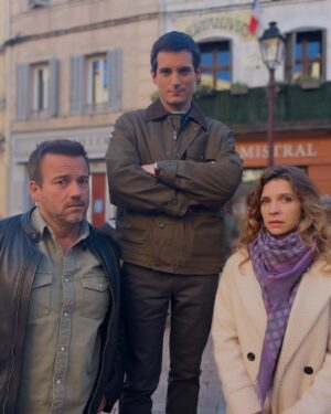 Marie Hennerez Instagram - Souvenir avec le grand, l’inquiétant Darius Kassian, quand on faisait pas nos fiers … 
À notre place, vous auriez été pareils, n’est-ce pas ?

Réalisateur @martin_day 
@pblvofficiel @tf1 @tfxtv