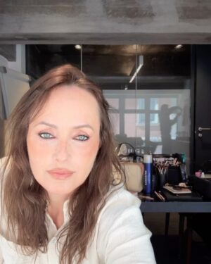 Marisa Cruz Instagram - Uma manhã preenchida ❤️

1- Fotografar com a @liavicentemendes 
2- A preparar-me para gravar 
3- A make up feita pelo @tito.godmua 
4- Gravação de algo especial que em breve partilharei
5- Copenhagen Coffee Lab 
6- Das coisas que gosto de fazer: cantar no carro 🫣