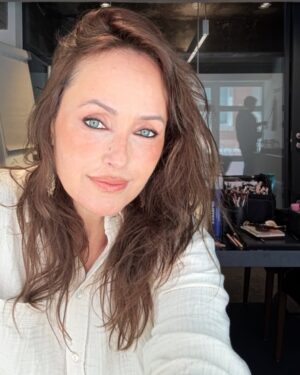 Marisa Cruz Instagram - Uma manhã preenchida ❤️

1- Fotografar com a @liavicentemendes 
2- A preparar-me para gravar 
3- A make up feita pelo @tito.godmua 
4- Gravação de algo especial que em breve partilharei
5- Copenhagen Coffee Lab 
6- Das coisas que gosto de fazer: cantar no carro 🫣