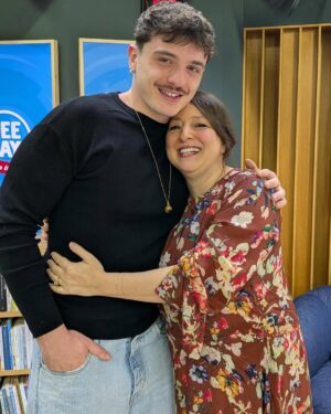 Marisa Passera Instagram - Olly e la signora affacciata al quarto piano con la sigaretta in bocca 🔥 presidentessa del fan club delle signore di Olly e della bellezza di Genova @olly_nclusive ci vediamo al mercato di piazza Palermo 💙
