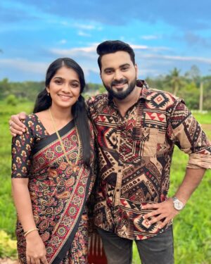 Mariya Prince Instagram - 😎♥️

Mangalyam Valsalyam Mahasangamam 🔥

📸 @beyond_photo_graphers ❣️

@mariyaprince_official @nithin_krish_official @zeekeralam